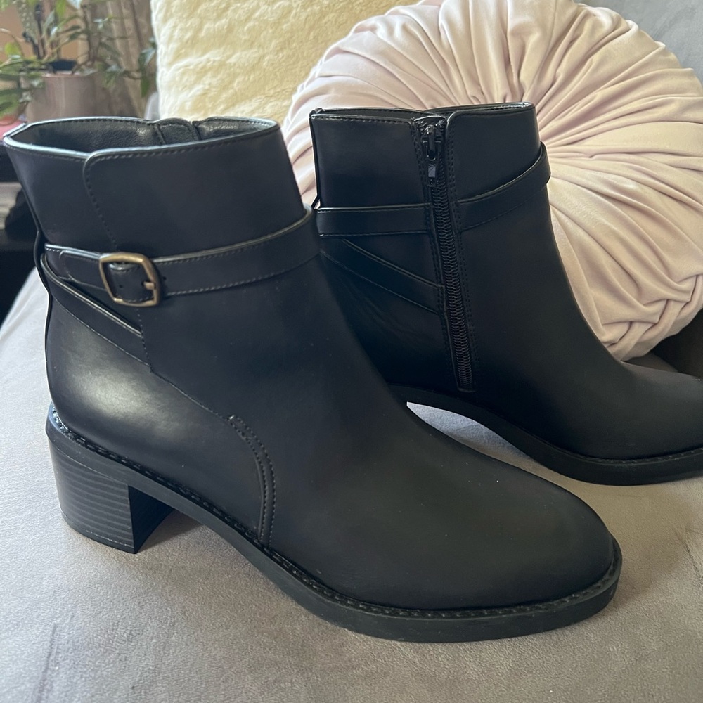 Women’s Ann Taylor Black Boots (size 9)